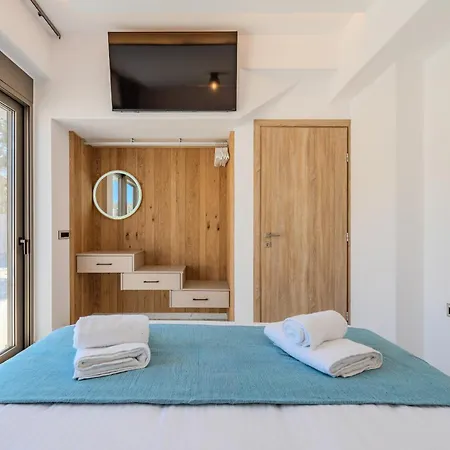 Elmar Bay Villa, Beachfront Luxury Escape With Private Pool * Hersonissos (Crete)